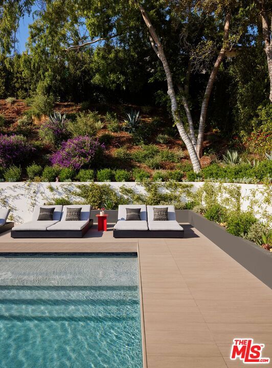 9455 Eden Drive, Beverly Hills CA: https://media.crmls.org/mediaz/b69efd9f-24c5-4213-8132-53105dc6051e.jpg