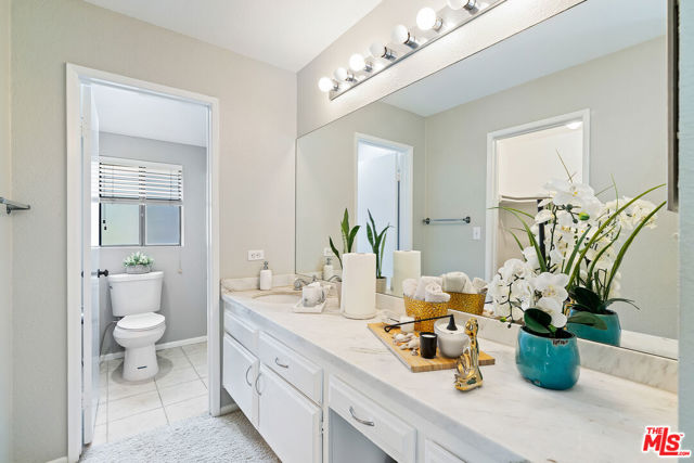 5757 Owensmouth Avenue, Woodland Hills CA: https://media.crmls.org/mediaz/b69f8b27-d046-41d1-9e77-2cdca5f76f5c.jpg
