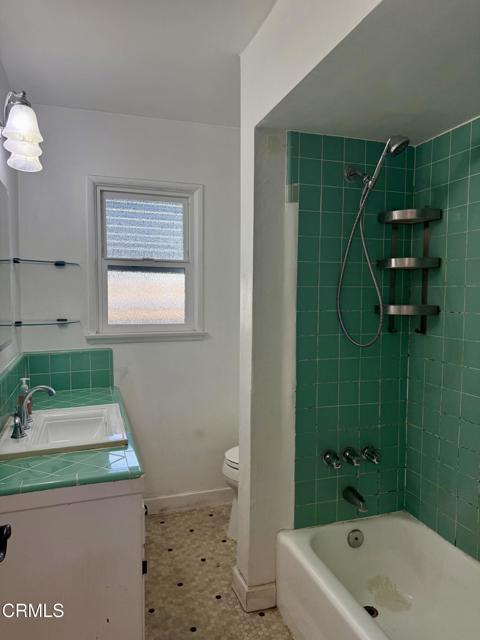 Detail Gallery Image 10 of 18 For 12811 Oxnard St, Los Angeles,  CA 91606 - 4 Beds | 3 Baths