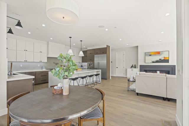 1303 American Way, Menlo Park CA: https://media.crmls.org/mediaz/b6a139db-7033-494f-8e45-5e0297ad1b71.jpg
