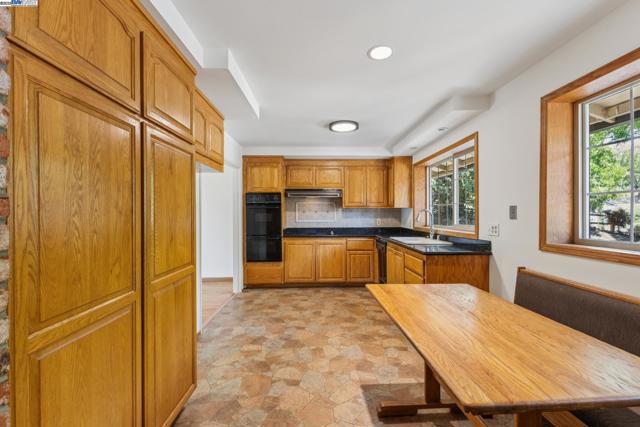4190 Sharab Ct, Pleasanton CA: https://media.crmls.org/mediaz/b6a15522-1dac-419e-96e4-a51a3a0693a5.jpg
