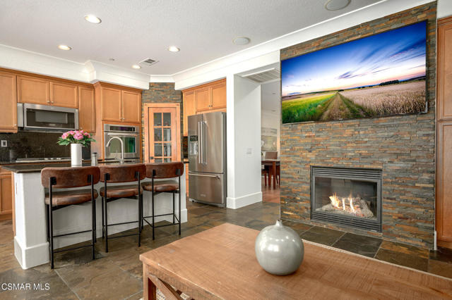 650 Astera Court, Newbury Park CA: https://media.crmls.org/mediaz/b6a17586-85d7-4626-9e19-8e468aa0ec83.jpg