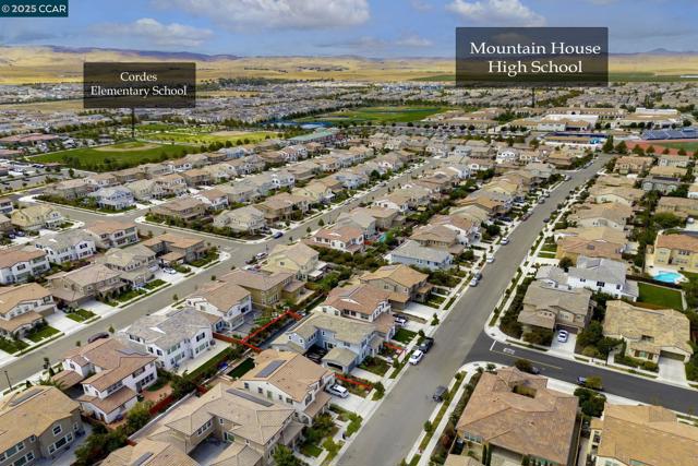 320 E Angelina Ave, Mountain House CA: https://media.crmls.org/mediaz/b6a1fc1e-b072-47b7-9075-58d88d111b69.jpg