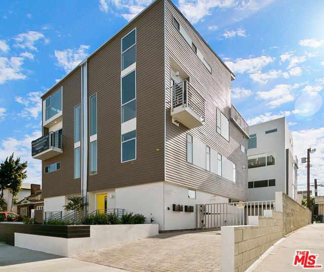 421 S Wilton Place, Los Angeles CA: https://media.crmls.org/mediaz/b6a213f8-ee8d-41bb-bb33-ca6d888fc2aa.jpg