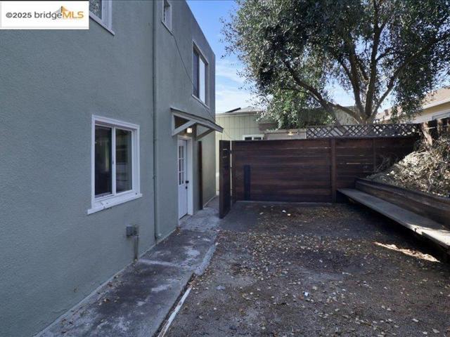 4211 Market St, Oakland CA: https://media.crmls.org/mediaz/b6a2861d-0d82-419e-8a70-e59886c19e90.jpg