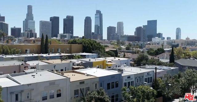 217 Columbia Place, Los Angeles CA: https://media.crmls.org/mediaz/b6a2acbb-1aab-4db1-a468-7e57d0414ac7.jpg