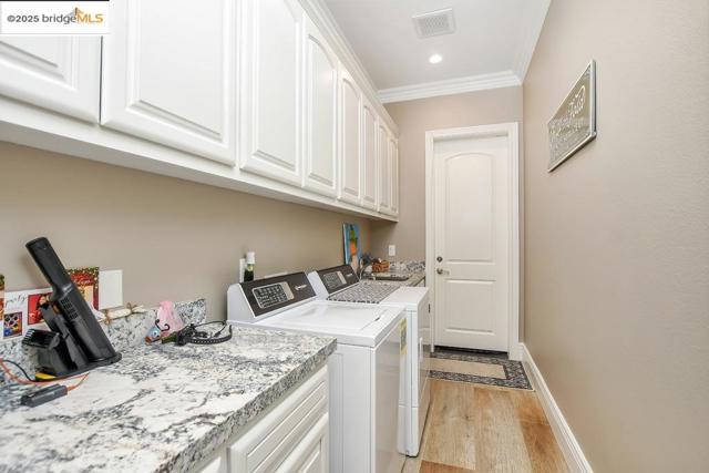 430 Ellisa Ln, Brentwood CA: https://media.crmls.org/mediaz/b6a3182a-9f19-4b58-9505-70234e949afe.jpg