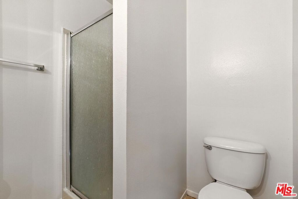 https://media.crmls.org/mediaz/b6a33ee4-2e61-47b5-81a2-96cbe34c22d2.jpg?preset=X-Large