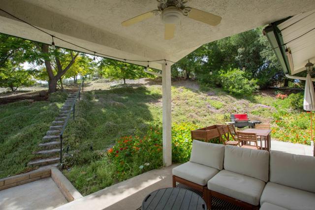 28628 Mountain Meadow Rd, Escondido CA: https://media.crmls.org/mediaz/b6a4ec49-126e-41e4-8ec6-2d41104cab17.jpg