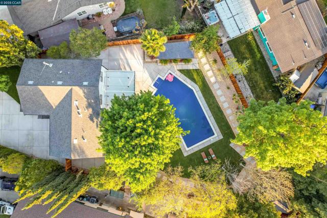 27 Briarwood Ct, Brentwood CA: https://media.crmls.org/mediaz/b6a7b52e-4f43-46e0-9537-d9cfa687a137.jpg