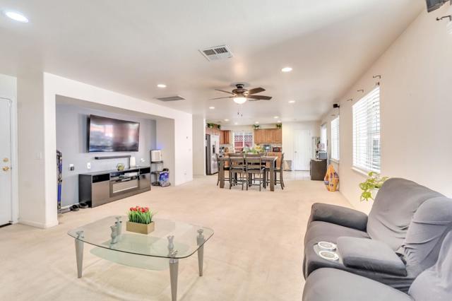 2385 N Mountainside Drive, Los Banos CA: https://media.crmls.org/mediaz/b6a806ed-9f94-45a8-bd38-e44a1befa5d3.jpg