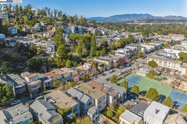1208 Stanyan St, San Francisco CA: https://media.crmls.org/mediaz/b6a8a7e1-282b-4b28-8ab8-f63ec4e29ce6.jpg