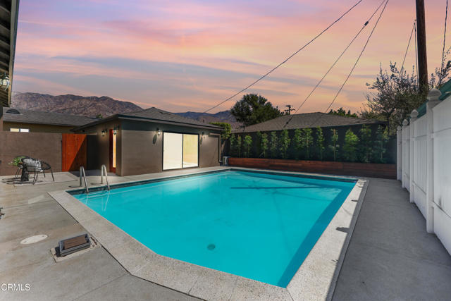 1710 N Oxford Avenue, Pasadena CA: https://media.crmls.org/mediaz/b6a8d486-9aff-4eee-a81a-dd057a9c7503.jpg