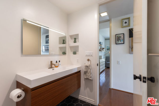 11805 Mayfield Avenue, Los Angeles CA: https://media.crmls.org/mediaz/b6a9e0d2-0d63-4cd9-9bde-efffa2d32bb1.jpg