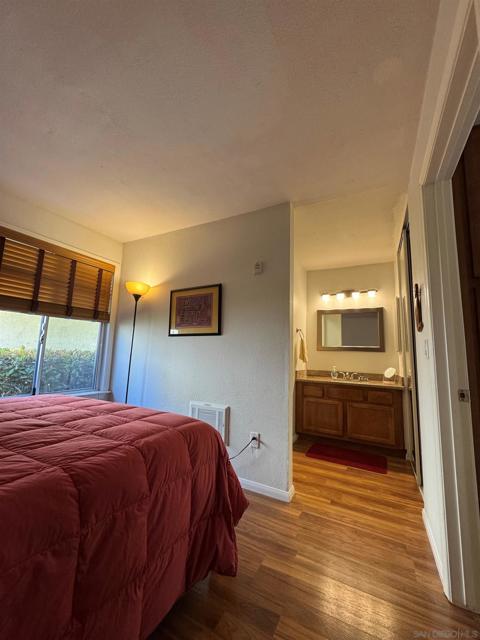 432 Edgehill Ln, Oceanside CA: https://media.crmls.org/mediaz/b6aa0044-a9e8-4df6-91a1-893b949a04d0.jpg