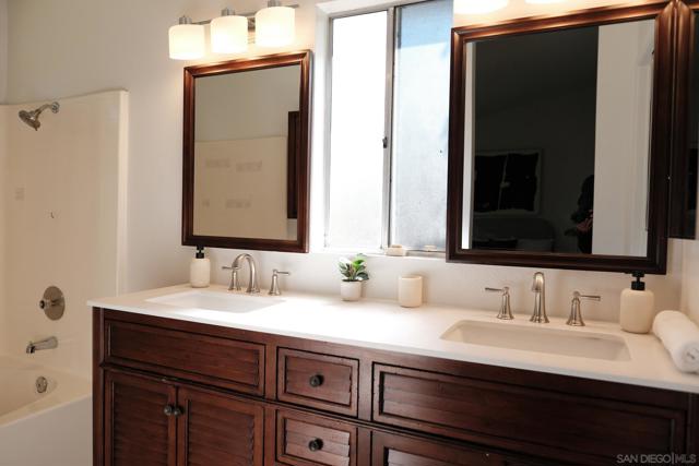 4835 Glenhaven Dr, Oceanside CA: https://media.crmls.org/mediaz/b6aa1f84-2036-4e34-8024-bf67d9f04d92.jpg