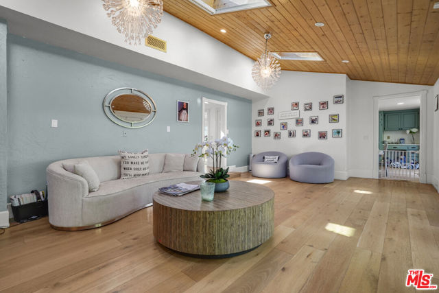 6052 Merritt Drive, Malibu CA: https://media.crmls.org/mediaz/b6ab5327-5b67-45e9-aca5-a662a27bb461.jpg