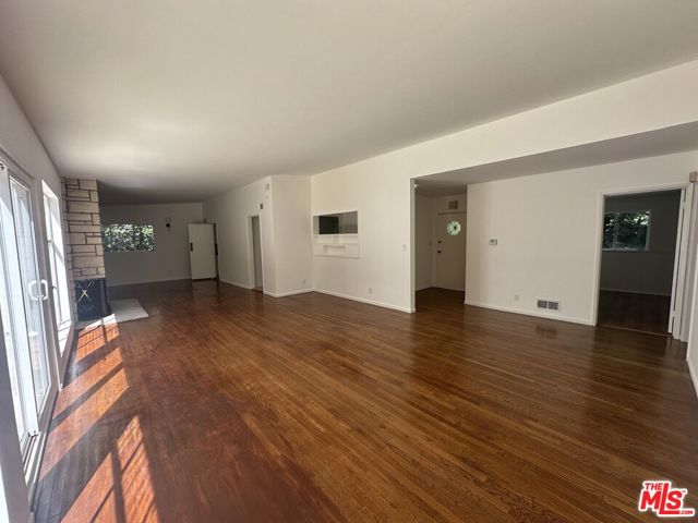 1555 San Ysidro Drive, Beverly Hills CA: https://media.crmls.org/mediaz/b6ac34f2-8efd-4afd-a66f-c24303c12280.jpg