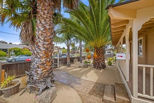425 Alcalde Avenue, Monterey CA: https://media.crmls.org/mediaz/b6ae1b39-54aa-4b20-a7b2-84656398b717.jpg