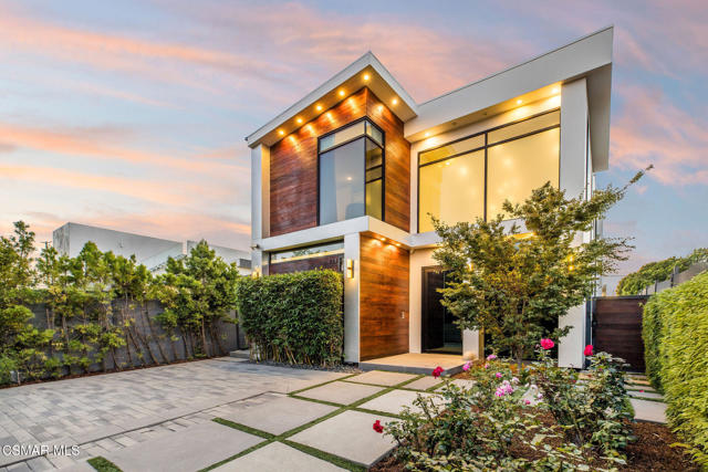 829 Flower Avenue, Venice CA: https://media.crmls.org/mediaz/b6ae8bc9-5c65-416b-ac96-0400eee4cf3d.jpg