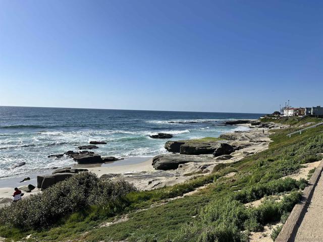 6455 La Jolla Blvd, La Jolla CA: https://media.crmls.org/mediaz/b6aea0df-6514-4142-a2af-03eb65c66429.jpg