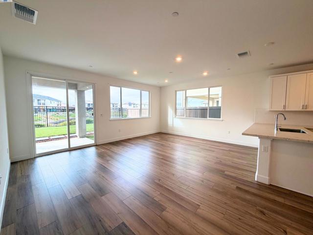 10349 Baldy Dr, Stockton CA: https://media.crmls.org/mediaz/b6aedee8-0d8e-4987-a2f2-8168e7a8b37d.jpg