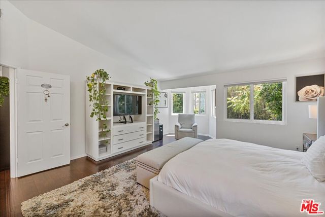 12834 Landale Street, Studio City CA: https://media.crmls.org/mediaz/b6af85af-372a-486f-a294-151d460d9b02.jpg