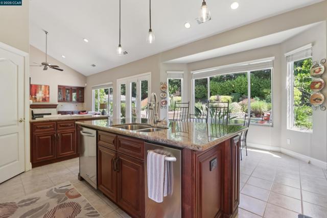 132 Victoria Pl, Danville CA: https://media.crmls.org/mediaz/b6af8f46-7e0b-4f44-aded-c658047feee1.jpg