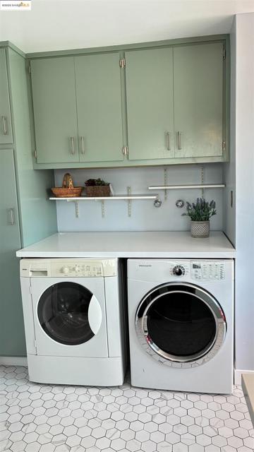 135 Alta Rd, Oakland CA: https://media.crmls.org/mediaz/b6b1426a-458e-48de-93d1-cdeb69546d69.jpg