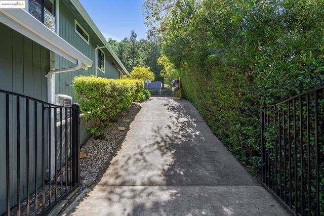 1037 Silverhill Dr, Lafayette CA: https://media.crmls.org/mediaz/b6b25f24-6d64-4350-98a5-e65c5f19a993.jpg