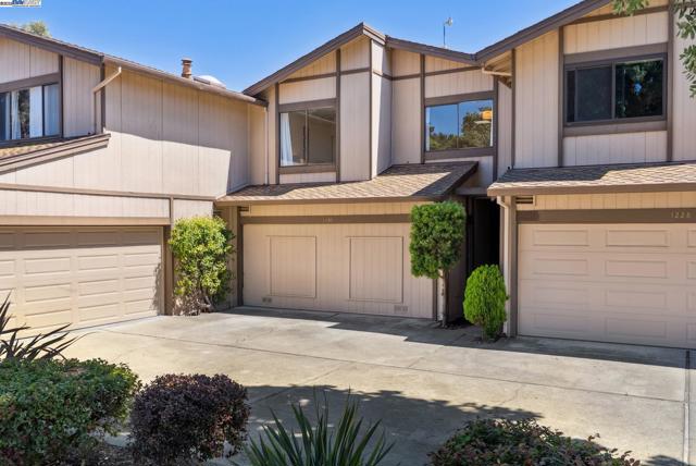 1230 Ballena Blvd, Alameda CA: https://media.crmls.org/mediaz/b6b2d64f-e6e4-417c-acd1-5475254ed197.jpg