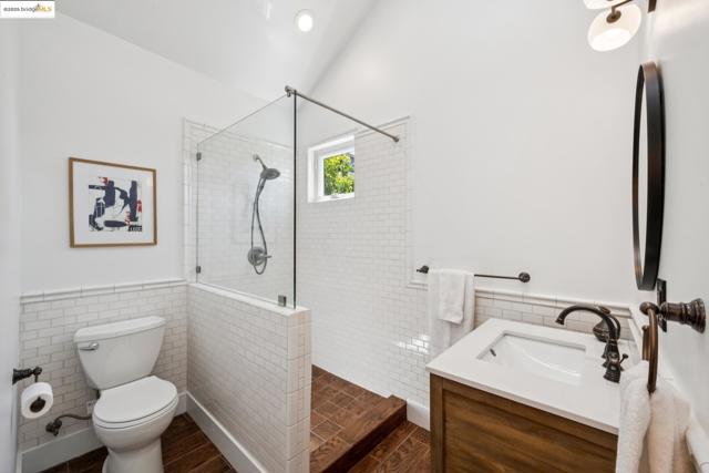 327 Hudson St, Oakland CA: https://media.crmls.org/mediaz/b6b334bf-f14f-4821-961d-11274df24f78.jpg