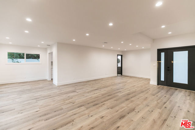 8335 GLADBECK Avenue, Northridge CA: https://media.crmls.org/mediaz/b6b37a27-0b02-4635-bf60-910bec39fc98.jpg