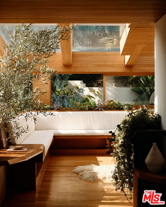 26820 Malibu Cove Colony Drive, Malibu CA: https://media.crmls.org/mediaz/b6b37d41-e4ed-47c1-bc87-efd6a62bf70c.jpg