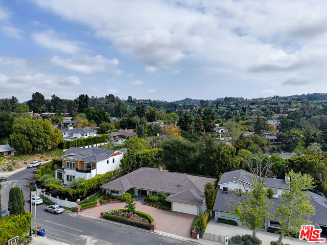 16314 Meadowridge Road, Encino CA: https://media.crmls.org/mediaz/b6b426fa-346c-4dfe-b7b6-2d7a8426c76d.jpg