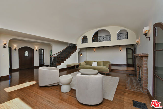 4352 Forman Avenue, Toluca Lake CA: https://media.crmls.org/mediaz/b6b47136-d73e-43e8-90ec-3306e6b11264.jpg