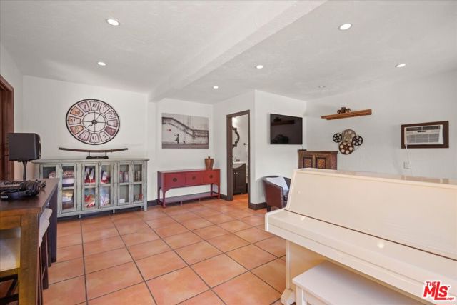6119 Del Valle Drive, Los Angeles CA: https://media.crmls.org/mediaz/b6b4b4c9-8f7b-4e5f-bf57-d76bc3dc3a2f.jpg
