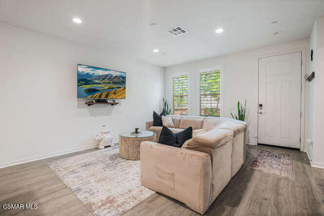110 Red Brick Drive, Simi Valley CA: https://media.crmls.org/mediaz/b6b501d3-d187-4386-8534-d9b18123f6e4.jpg