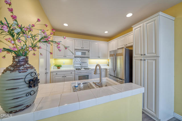 Detail Gallery Image 9 of 29 For 19534 Laroda Ln #225,  Saugus,  CA 91350 - 2 Beds | 2/1 Baths