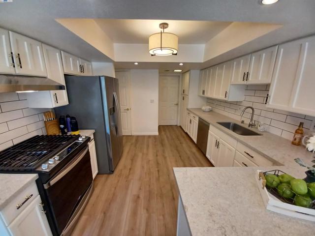 3050 Benjamin Grn, Fremont CA: https://media.crmls.org/mediaz/b6b6df5f-0357-4a3b-8fcc-7db94c975f8f.jpg