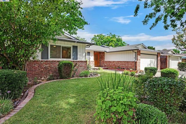 5041 Golden Rd, Pleasanton CA: https://media.crmls.org/mediaz/b6b81140-73a5-4092-ad96-fa4c0e682fc0.jpg