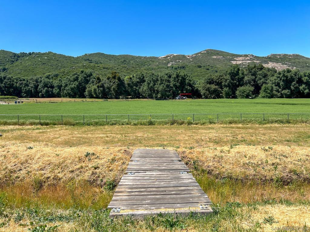 https://media.crmls.org/mediaz/b6b8228c-69c8-4209-a26c-e778e24a368d.jpg?preset=X-Large