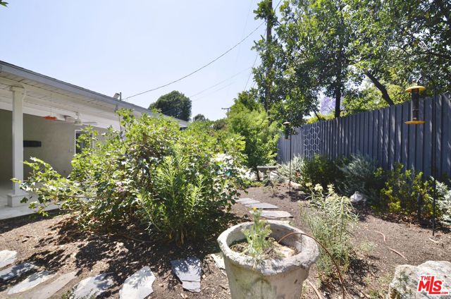 9342 Debra Avenue, North Hills CA: https://media.crmls.org/mediaz/b6b8cc62-3484-4e5d-9e14-afb59c35f84f.jpg