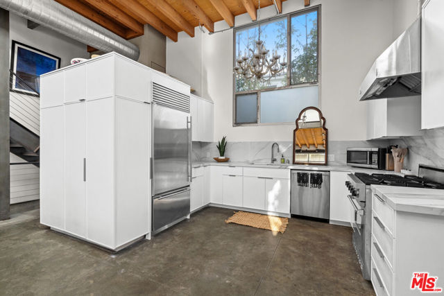 25 Brooks Avenue, Venice CA: https://media.crmls.org/mediaz/b6b8d4ca-295c-488a-8e0d-c93b5122ddf7.jpg