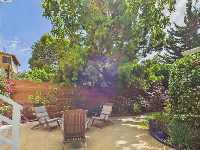 1709 Myrtle St, Oakland CA: https://media.crmls.org/mediaz/b6ba01af-a497-4dcf-985b-33c8b085b82d.jpg