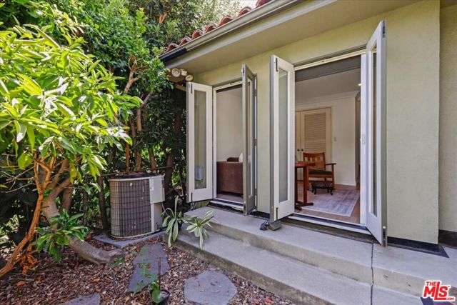 2515 N Commonwealth Avenue, Los Angeles CA: https://media.crmls.org/mediaz/b6ba2a05-866d-4e1b-bc0f-02e17d3356dd.jpg