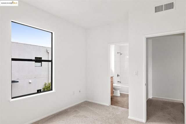 121 City Limits Cir, Emeryville CA: https://media.crmls.org/mediaz/b6bacb42-57f0-430e-881b-57c6b5550f3b.jpg