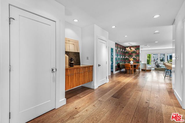 574 N Plymouth Boulevard, Los Angeles CA: https://media.crmls.org/mediaz/b6bb32e7-932c-4935-ad54-130e6724dac2.jpg