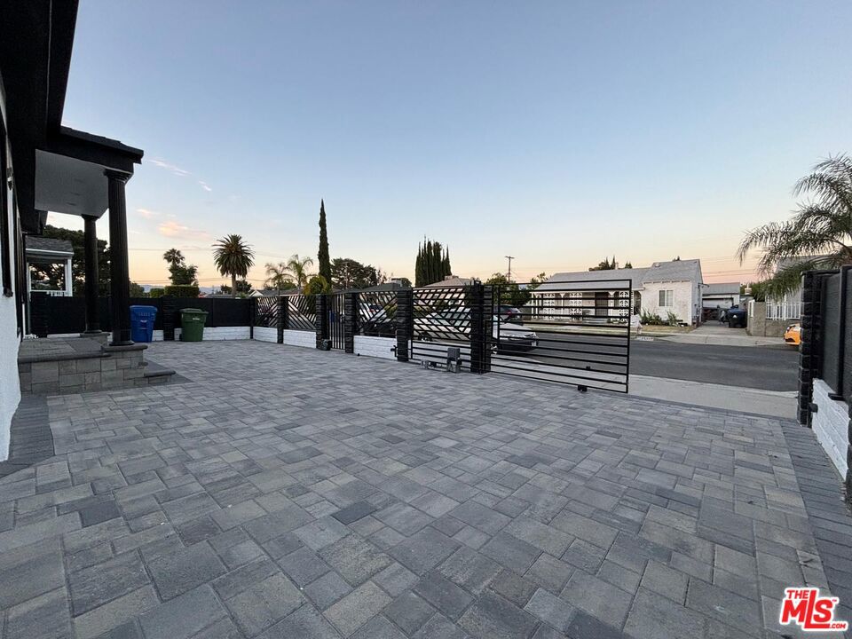 https://media.crmls.org/mediaz/b6bb8268-ea5d-42f5-a645-a4a628c23c41.jpg?preset=X-Large