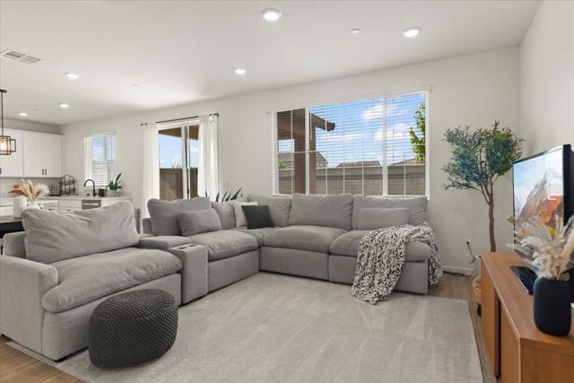829 Crow Creek Circle, Galt CA: https://media.crmls.org/mediaz/b6bb8518-9637-4b50-bf06-4e5939465ae6.jpg